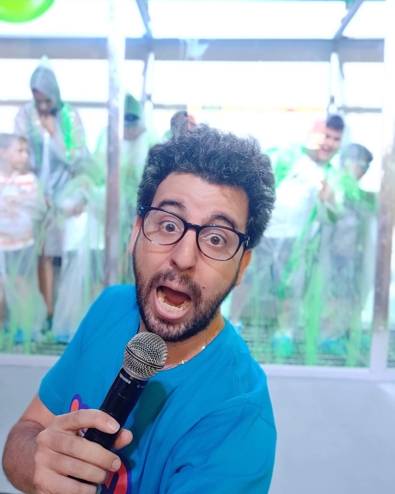 איתמר המפוזר עם מיקרופון - שחקן מקצועי בוגר יורם לוינשטיין במופע יום הולדת