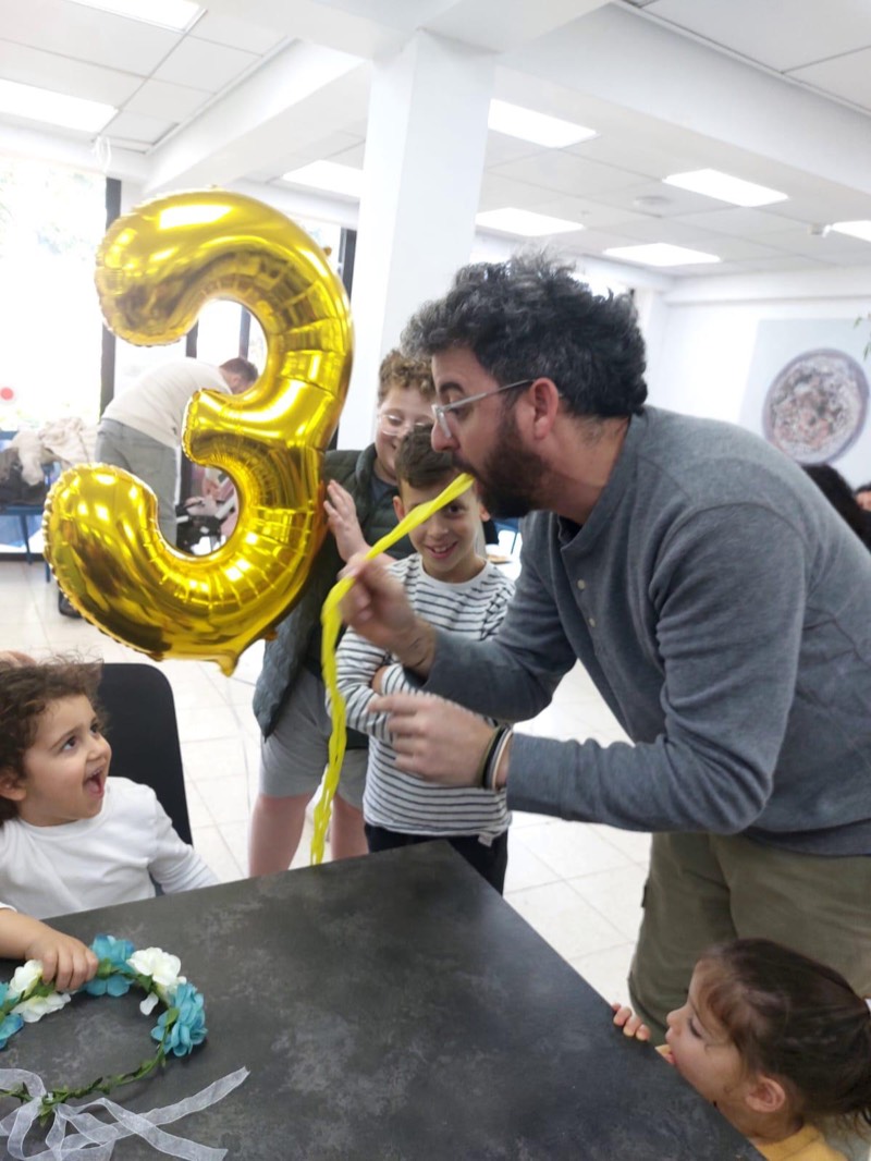 איתמר המפוזר עם בלון מספר 3 וילדים ביום הולדת