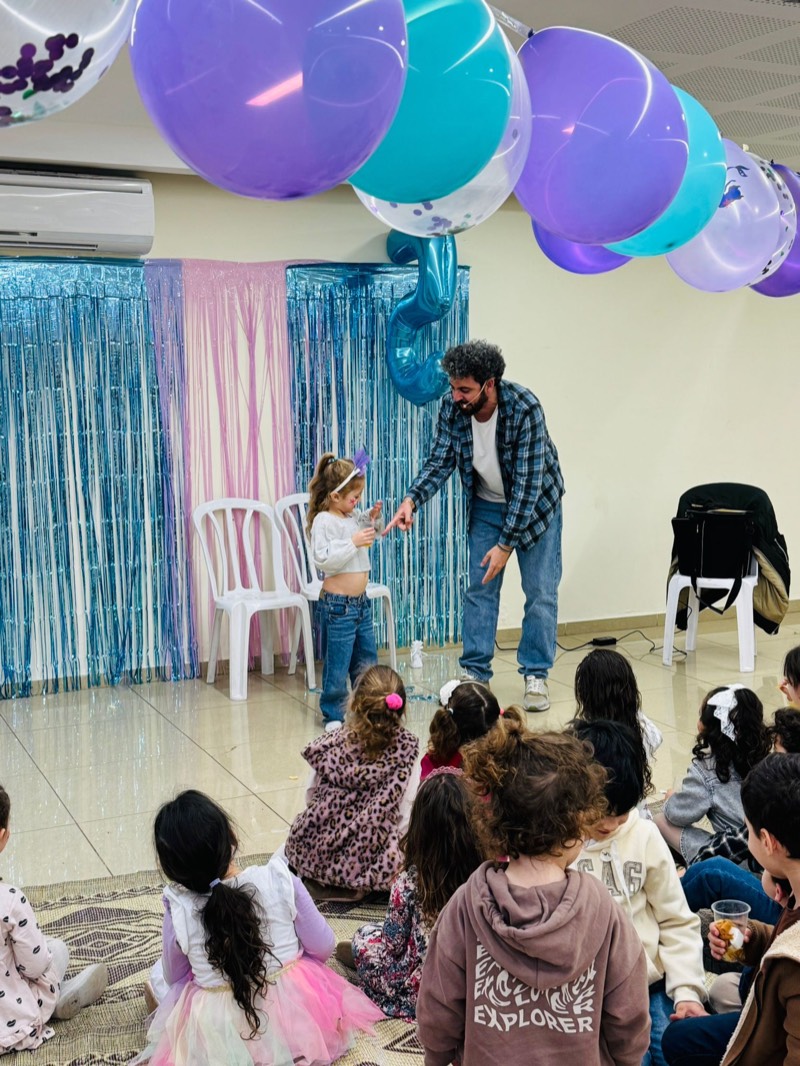 ילדת יום הולדת על הבמה עם איתמר המפוזר - הפעלה אינטראקטיבית לילדים
