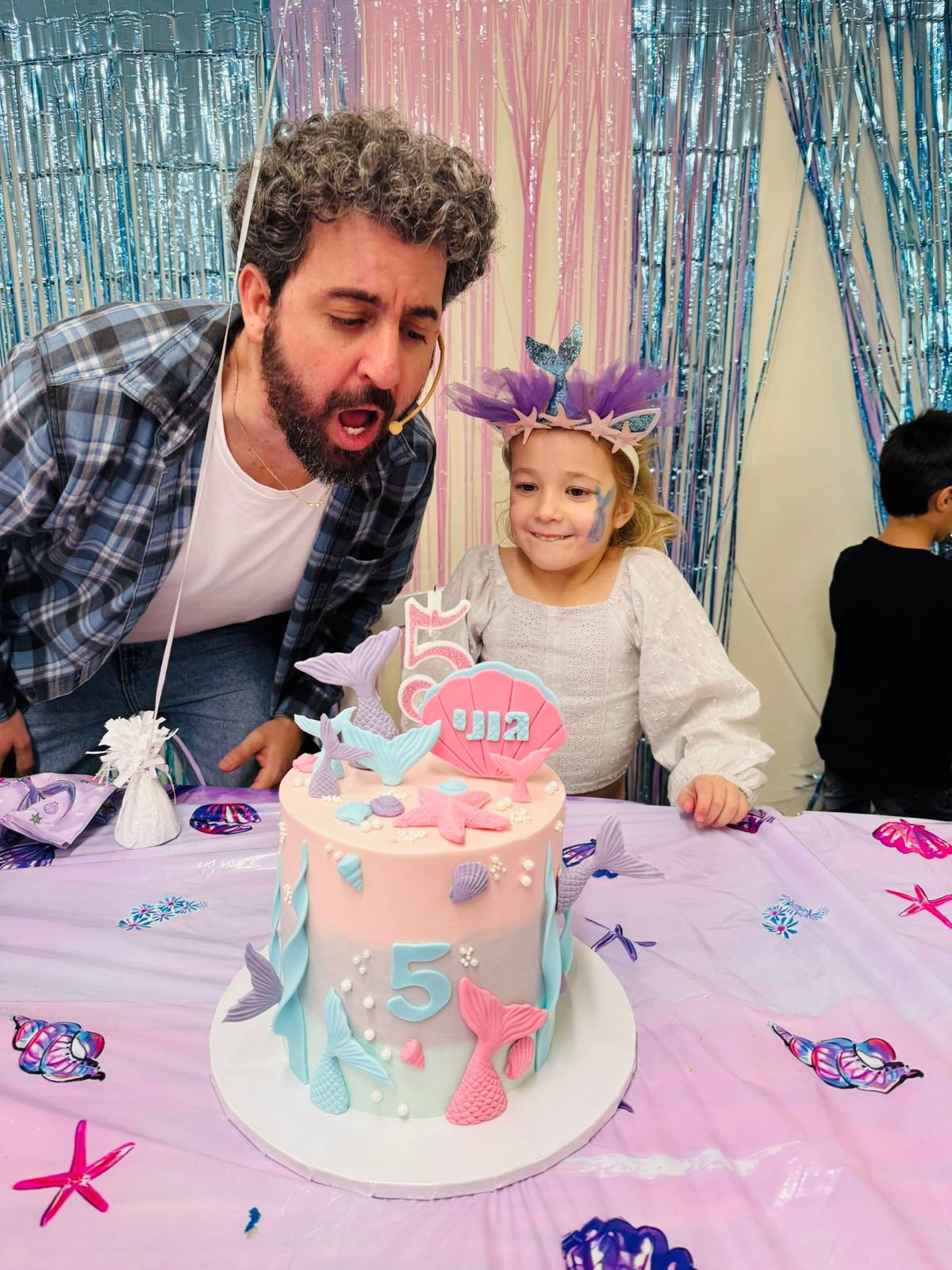 איתמר המפוזר עם ילדת יום הולדת גיל 5 ליד עוגה