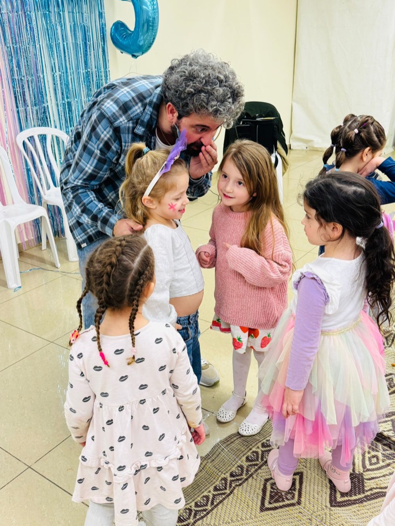 איתמר המפוזר באינטראקציה קרובה עם ילדות במופע יום הולדת