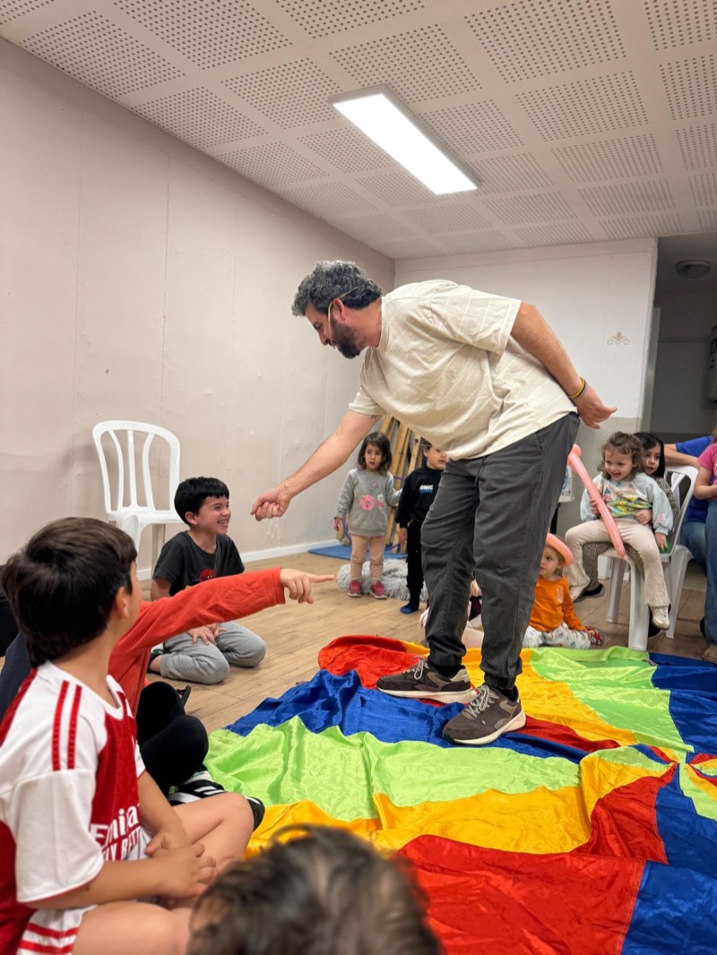 איתמר המפוזר באינטראקציה אישית עם ילד במופע יום הולדת