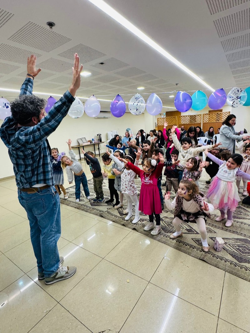 ילדים עם ידיים למעלה במופע יום הולדת אינטראקטיבי - כולם משתתפים