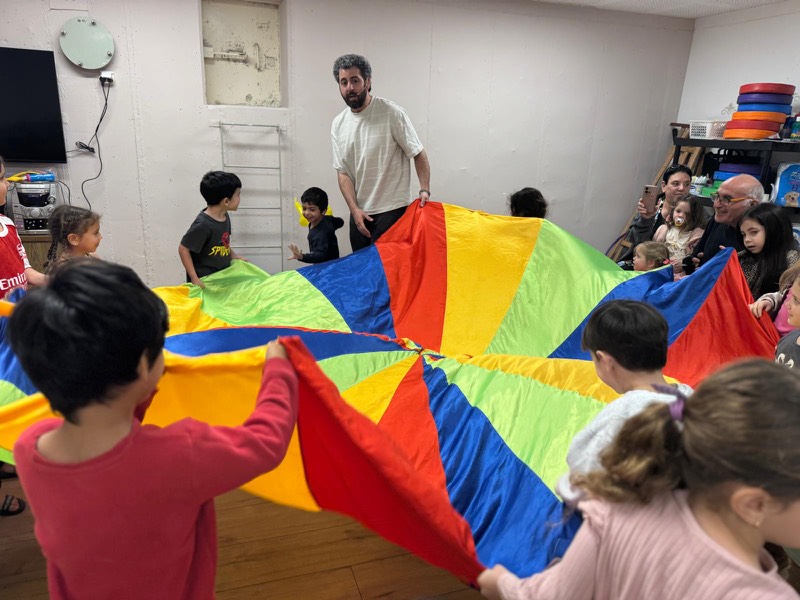 הפעלת מצנח צבעוני עם ילדים במופע יום הולדת - פעילות קבוצתית